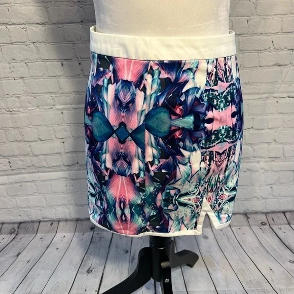 Tobi Short Mini Skirt Abstract Print Front slits PREOWNED/USED - Picture 10 of 14